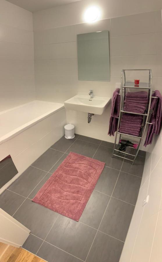 Modern Airconditioned City Apartment Close To Vic Wina Bagian luar foto