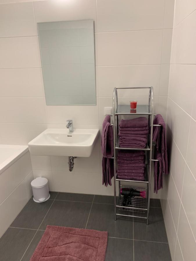 Modern Airconditioned City Apartment Close To Vic Wina Bagian luar foto
